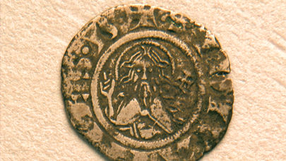 Livros Vikings | Pendente de moeda viking de ouro do século IX exibindo a face de João Batista com inscrições em latim, encontrado em Dunton, Inglaterra.