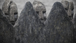A MULHER QUE ESCAVOU A PRÓPRIA CASA E ENCONTROU TESOUROS VIKINGS
