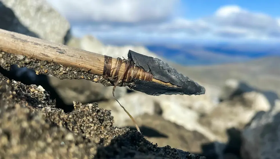 Esta ponta de flecha bem preservada, com 3.000 anos de idade, oferece uma visão única das técnicas de artesanato pré-histórico, de acordo com o arqueólogo glacial Espen Finstad. (Foto: Espen Finstad / Segredos do Gelo / Município de Innlandet County)