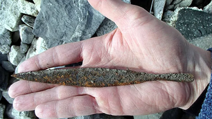 ARQUEÓLOGOS ENCONTRAM FLECHA VIKING DE 1500 ANOS NA NORUEGA