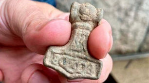 O MJǪLLNIR (MARTELO DE THOR) — AMULETO VIKING — DESCOBERTO NA SUÉCIA