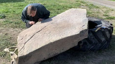 UMA POSSÍVEL PEDRA RÚNICA VIKING DO SÉCULO XI FOI DESCOBERTA NA SUÉCIA