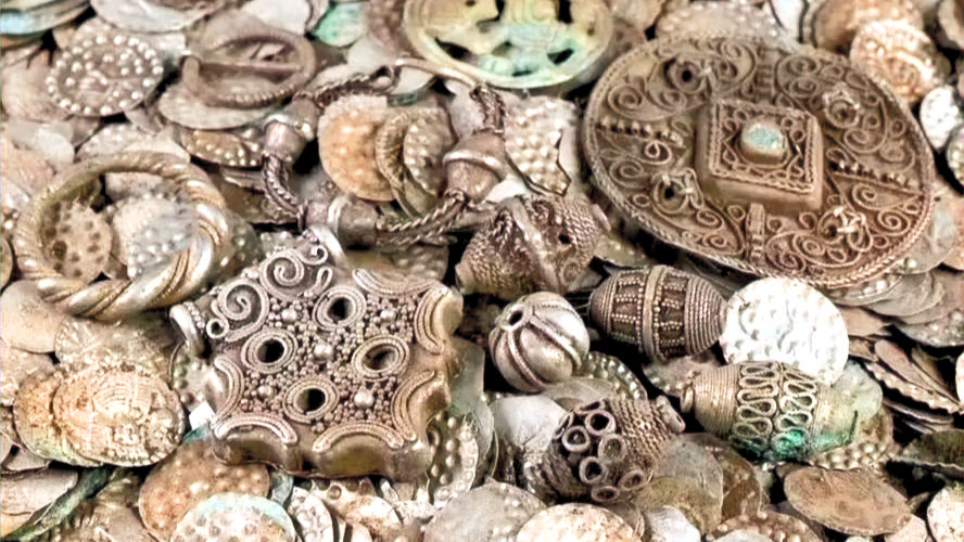 Livros Vikings | As moedas encontradas pelo pescador. — Crédito da Imagem: Reprodução