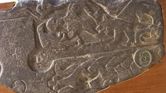 PEDRA DA ERA VIKING COM IMAGENS DA MITOLOGIA NÓRDICA FICARÁ EM EXIBIÇÃO PERMANENTE NO REINO UNIDO