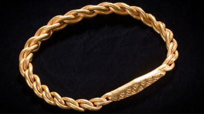 JOIAS VIKINGS FORAM ENCONTRADAS POR DETECTOR DE METAIS NA ILHA DE MAN