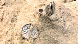 Um tesouro viking com quase 300 moedas de prata foi descoberto na Dinamarca