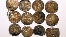 MOEDAS DE PRATA E JOIAS DA ERA VIKING SÃO DESCOBERTAS EM CAMPO FINLANDÊS
