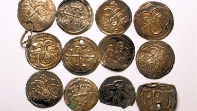 MOEDAS DE PRATA E JOIAS DA ERA VIKING SÃO DESCOBERTAS EM CAMPO FINLANDÊS