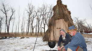 CASAL CANADENSE CONSTRÓI UMA CABANA VIKING DURANTE A PANDEMIA
