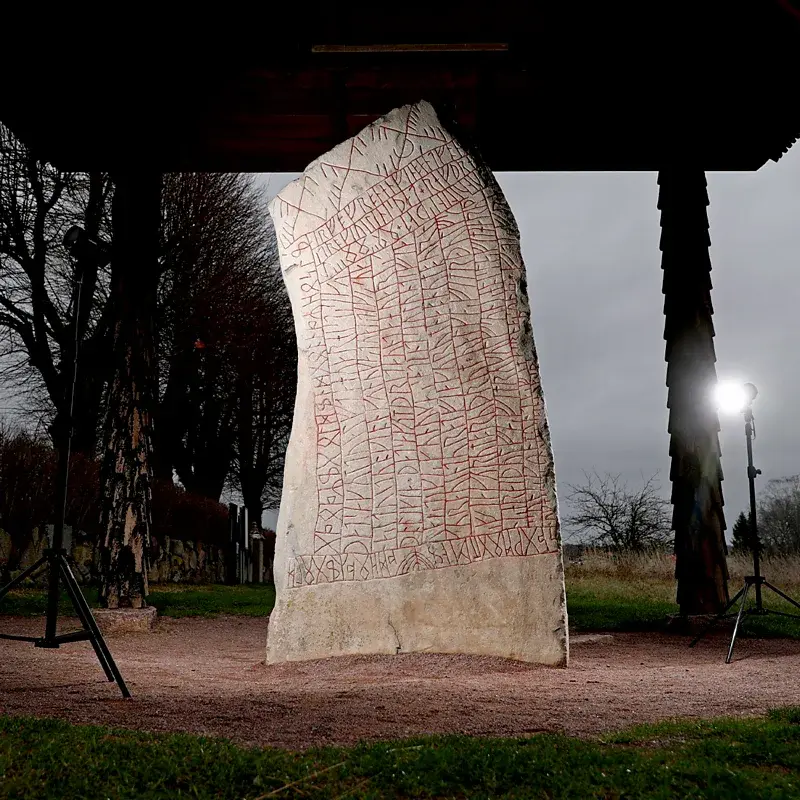 Livros Vikings | A Pedra de Rök, que ostenta a maior inscrição rúnica do mundo e ainda guarda mistérios sobre o clima e a cultura viking. — Crédito da Imagem: Alamy
