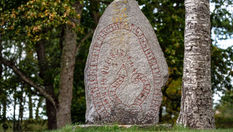 (En) 12 FATOS SURPREENDENTES SOBRE AS PEDRAS RÚNICAS VIKINGS (VIKING RUNESTONES)