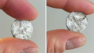 Livros Vikings | Moeda viking de prata do rei Harald Hardrada com símbolo triquetra e cruz cristã, pertencente ao Tesouro de Mørstad.