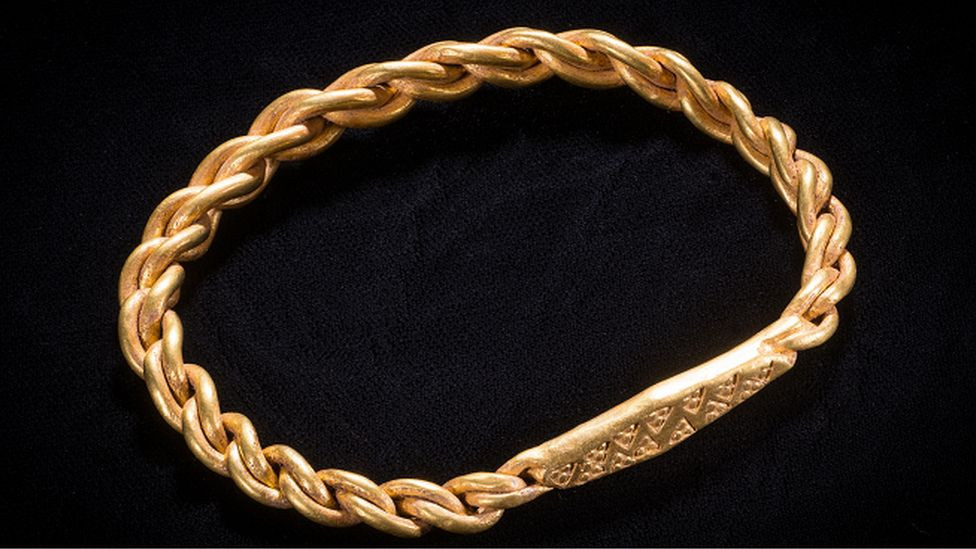 Joias vikings foram encontradas por detector de metais na Ilha de Man