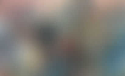 Livros Vikings | Uma ilustração detalhada mostrando um grupo de guerreiros vikings. No centro, um guerreiro veterano com barba branca e elmo de proteção facial proeminente segura um machado de batalha. Ele usa cota de malha e capa de pele. À sua direita, um guerreiro mais jovem segura um escudo azul redondo e lança. Outros guerreiros estão à esquerda. O fundo mostra uma praia com navios viking (langskip) e atividades de desembarque ao pôr do sol.