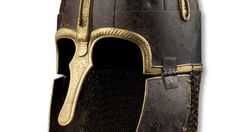 Livros Vikings | Capacete Coppergate, enterrado em York por volta de 860-870, talvez em resposta aos ataques vikings. — Crédito da Imagem: Yorkshire Museums Trust