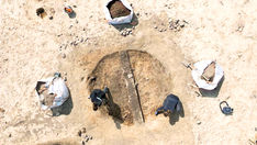 Livros Vikings | Arqueólogos escavam uma casa subterrânea da Era Viking no sítio de Søften, na Jutlândia Oriental, Dinamarca. — Crédito da Imagem: Moesgaard Museum.