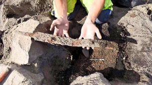 GARRAS DE URSO E DUAS ESPADAS DA ERA VIKING FORAM DESCOBERTAS NA SUÉCIA