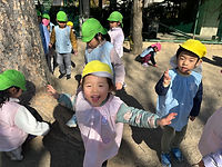 園児が食事をしている