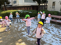 園児が食事をしている