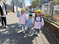 園児が食事をしている