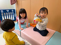 園児が食事をしている