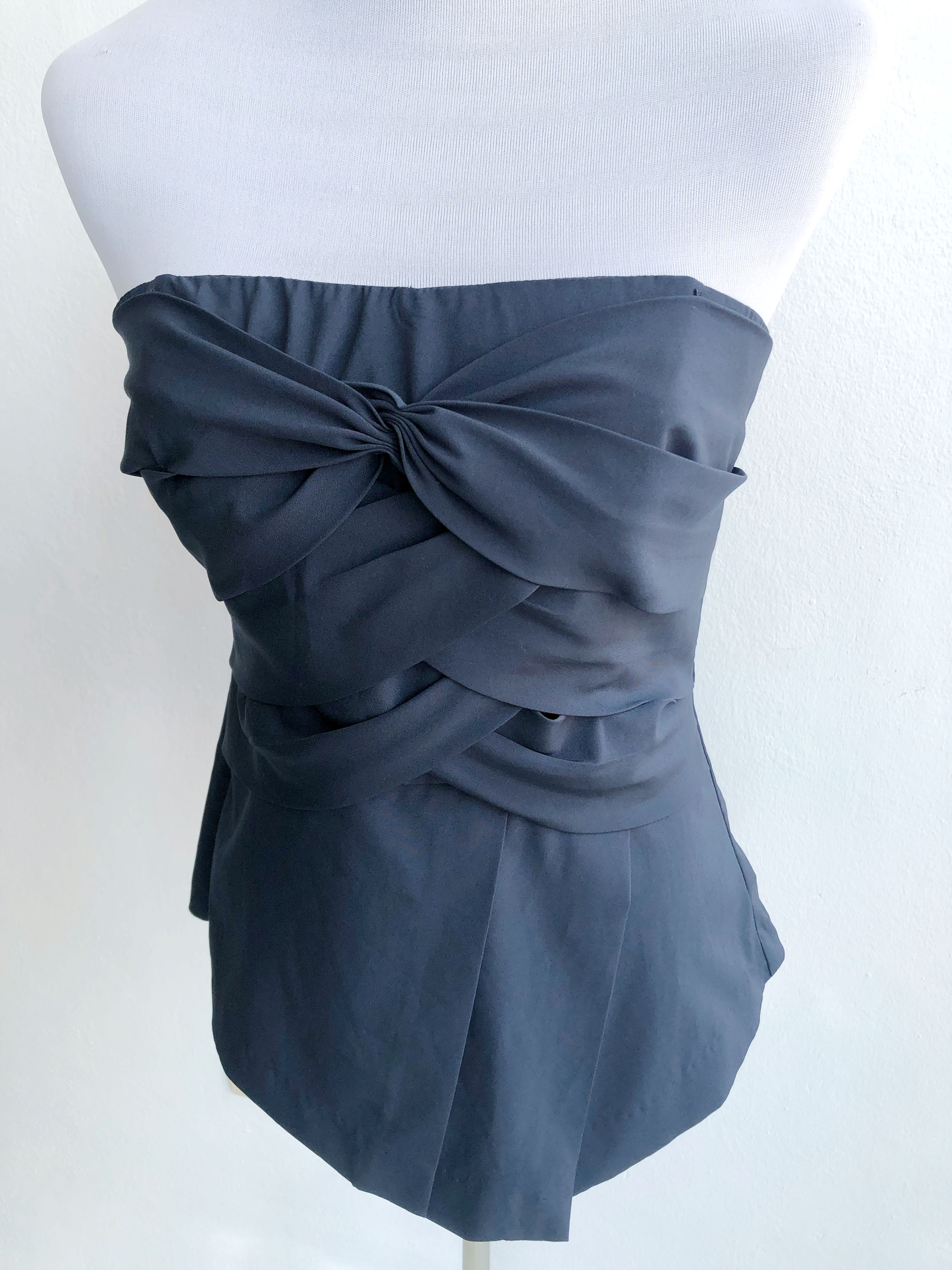 Blusa strapless con detalle trenzado