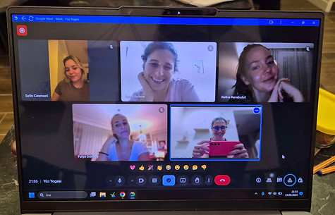 yüz yogası dersinden bir kare