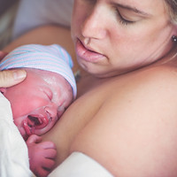 Nouveau-né Bébé avec maman