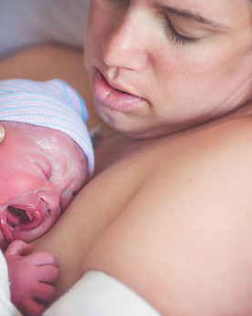 Nouveau-né Bébé avec maman