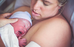 Nouveau-né Bébé avec maman