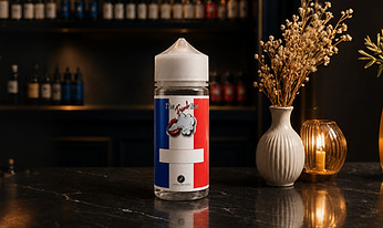 Flacon de e-liquide tricolore sur un comptoir de bar.