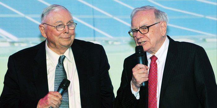 Charlie munger and warren buffett-min