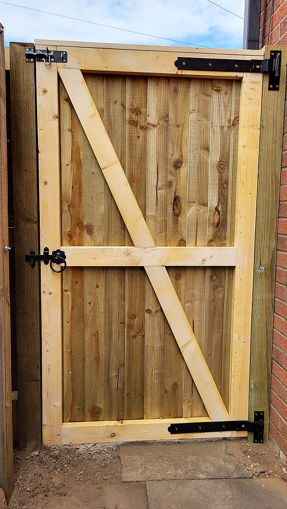 Which way should the bracing go on a wooden gate?