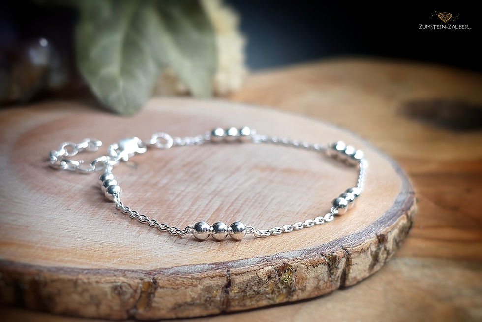 Miniaturbild: Seitliche Ansicht des filigranen Anker-Armbands aus 925er Silber mit schimmernden Silberkugeln – zeigt die feine Gliederstruk