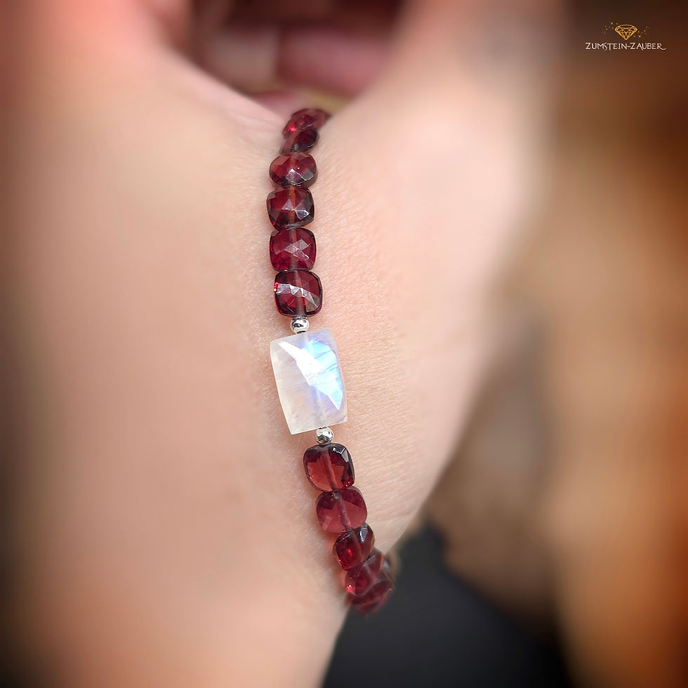 Miniaturbild: Armband Granat und weisser Labradorit auf der Hand