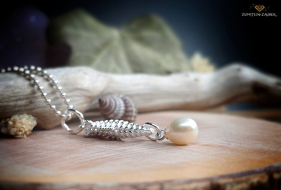 Miniaturbild: Seitliche Ansicht des Seepferdchen-Anhängers aus 925er Silber mit Perle – zeigt die Verarbeitung und die elegante Form