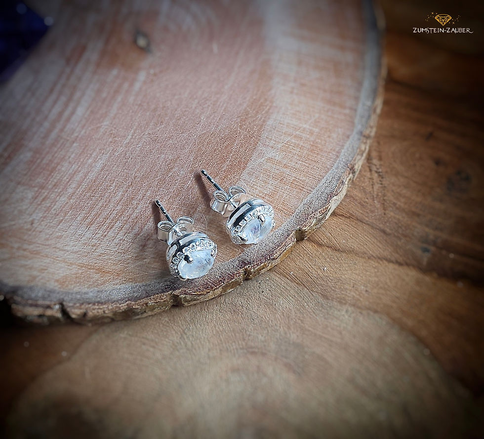 Miniaturbild: Ansicht von oben der Ohrstecker mit weißem Labradorit und Zirkonia