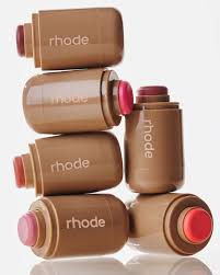 "Fard in crema Rhode Pocket Blush tonalità Spicy Marg, compatto dal design arrotondato color grigio tortora minimale."