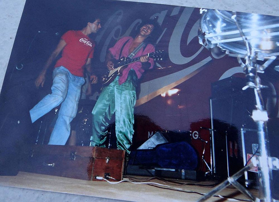 Cantor Bebeto Alves observado por Roberto Muccillo, no ensaio geral no palco instalado na curva do Tala onde mais de 20 mil jovens assistiram cinco shows naquela madrugada de 14 dezembro 1986- Foto Paulo Torino