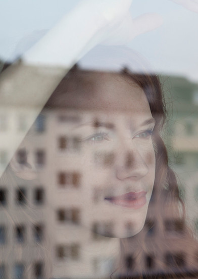 Femme regardant par la fenêtre