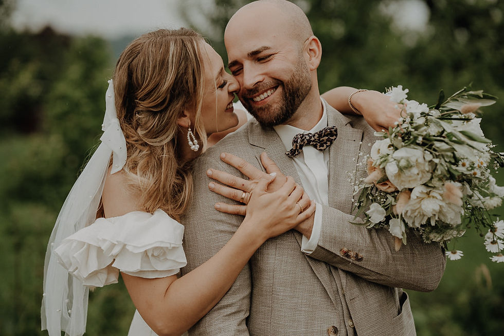 Wedding in Waldshut-Tiengen – Wedding photographer Michael Oertel. Happy bride and groom in a tender embrace.