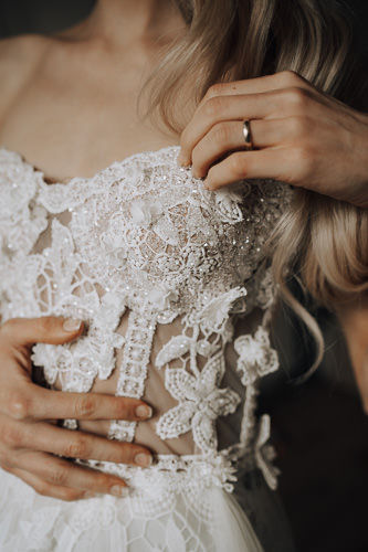 Hochzeit im Soho House Berlin – Hochzeitsfotograf Michael Oertel. Detailaufnahme eines luxuriösen Spitzen-Brautkleids mit filigraner Stickerei.