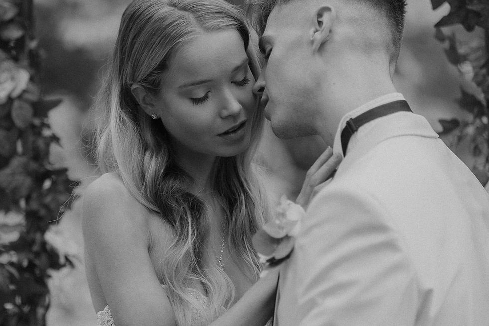 Wedding in Berlin – Wedding photographer Michael Oertel. A loving couple in a tender moment, captured in artistic black-and-white wedding photography.age-1.jpg
