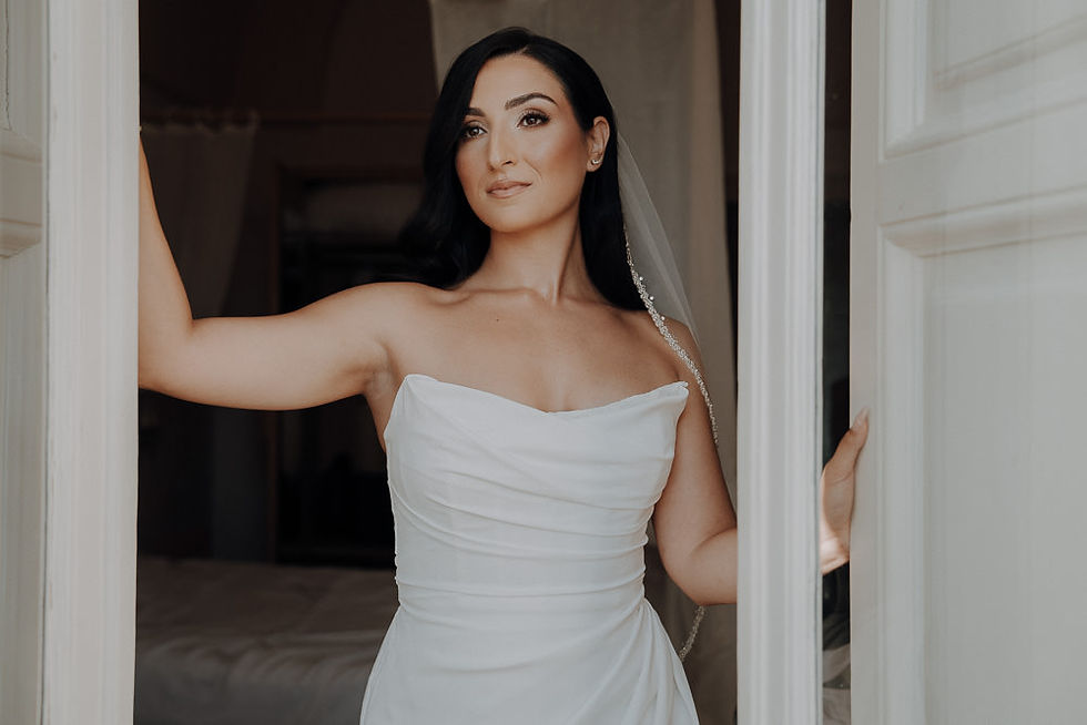 Wedding at Villa Cenci, Puglia – Wedding photographer Michael Oertel. Elegant bridal portrait. Destination wedding Italy.