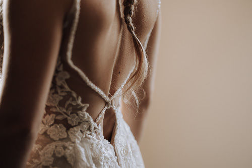 Hochzeit im Soho House Berlin – Hochzeitsfotograf Michael Oertel. Elegantes Brautkleid mit filigraner Spitze und raffiniertem Rückenausschnitt.