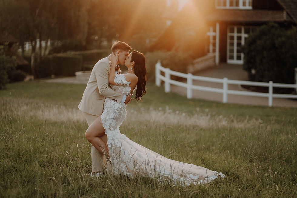 Wedding at Hofgut Alpführen – wedding photographer Michael Oertel. A loving couple shares a passionate kiss in the golden evening light.