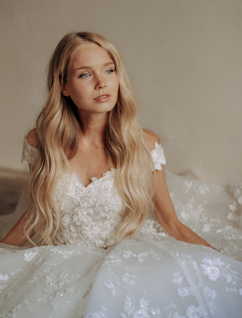 Wedding at Soho House Berlin – Wedding photographer Michael Oertel. Bride in an elegant wedding dress.