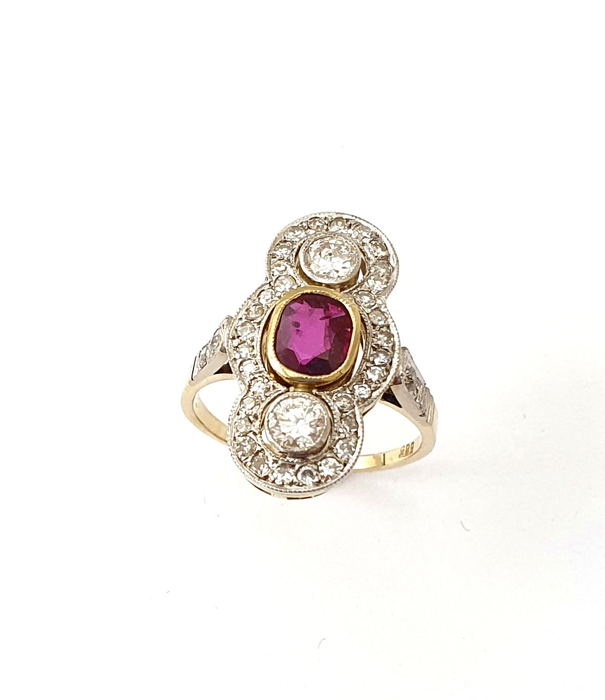 Ring mit Rubin und Diamanten