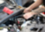 Naheinstellung eines Motorraums in einer Werkstattumgebung.