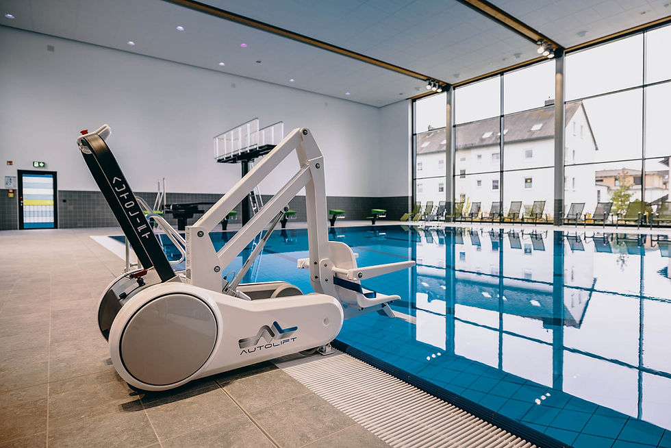 Ein elektrischer Patientenlifter am Beckenrand des Schwimmerbeckens.